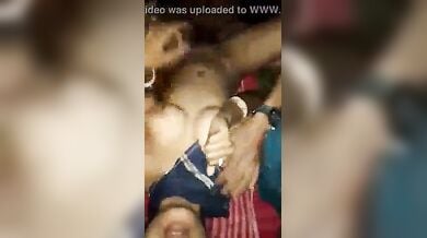 अंधेरी रात के खुली हवा में रंडी चुद गयी लड़कों से