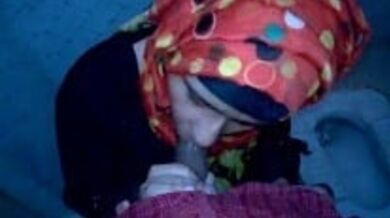 मुस्लिम लड़की ने संडास में लौड़ा चूसा