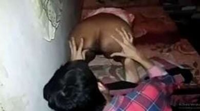 चुदाई के इंतज़ार में चूत सहलाती लड़की