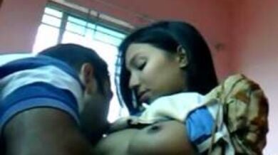 इंडियन स्टेप सिस्टर के बूब्स चुसता हुआ भाई