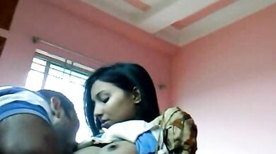 इंडियन स्टेप सिस्टर के बूब्स चुसता हुआ भाई