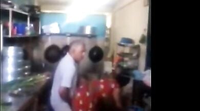 कामवाली को चाचा ने किचन में चोदा