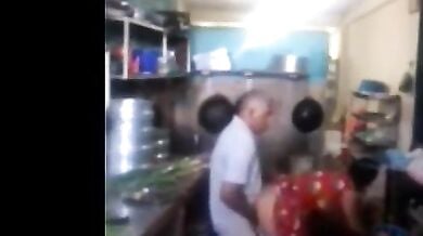 कामवाली को चाचा ने किचन में चोदा