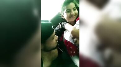 कार में लड़की के देसी बूब्स दबाये