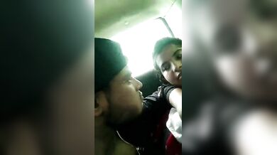 कार में लड़की के देसी बूब्स दबाये