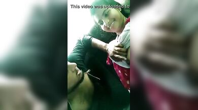 कार में लड़की के देसी बूब्स दबाये