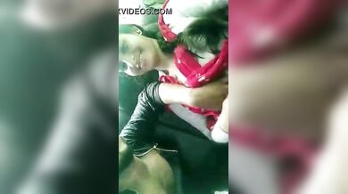 कार में लड़की के देसी बूब्स दबाये