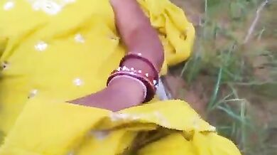खेत में लड़की की चूत चोद डाली