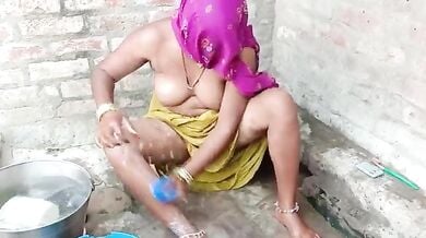 नंगी नहाती गांव वाली चाची