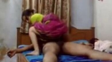 गुजराती हाउसवाइफ की साडी उठा के चोदा चोदी