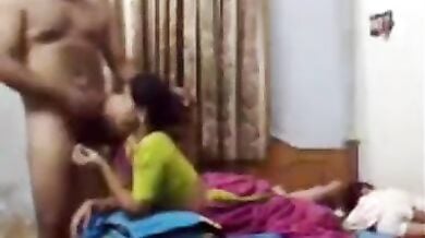 गुजराती हाउसवाइफ की साडी उठा के चोदा चोदी