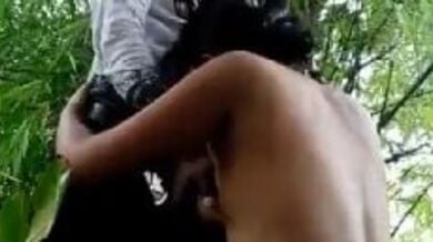 जंगल में बिहारी रंडी ने लंड चूसा