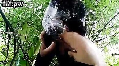 जंगल में बिहारी रंडी ने लंड चूसा