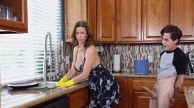 हॉट स्टेप मॉम अपने ठरकी बेटे से चुदी