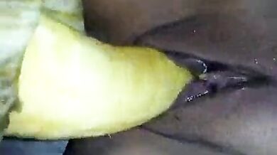 हॉट मल्लू लड़की ने चूत में केला डाला