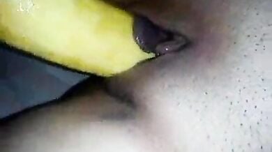 हॉट मल्लू लड़की ने चूत में केला डाला