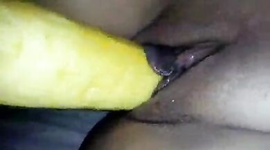 हॉट मल्लू लड़की ने चूत में केला डाला