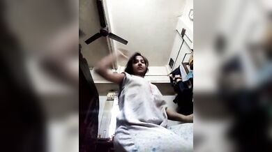 घरेलु देसी लड़की का न्यूड शो