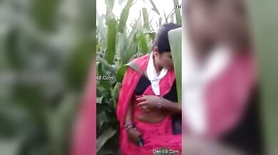 बिहारी रंडी को ब्लेकमेल कर के खेत में चोदा