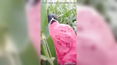 बिहारी रंडी को ब्लेकमेल कर के खेत में चोदा