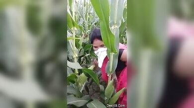 बिहारी रंडी को ब्लेकमेल कर के खेत में चोदा