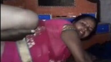 देहाती शादी में आयी औरत को उठा कर चोद डाला