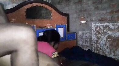 देहाती शादी में आयी औरत को उठा कर चोद डाला
