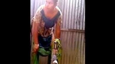 बाथरूम में कपड़े बदलती पडोसी दीदी