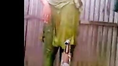 बाथरूम में कपड़े बदलती पडोसी दीदी