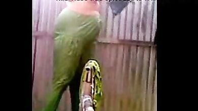 बाथरूम में कपड़े बदलती पडोसी दीदी