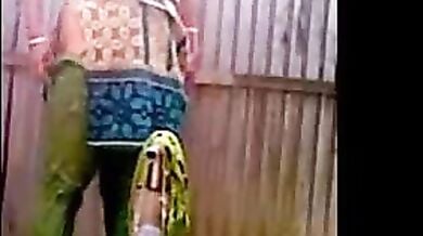 बाथरूम में कपड़े बदलती पडोसी दीदी