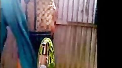 बाथरूम में कपड़े बदलती पडोसी दीदी