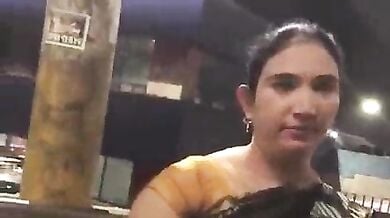 रेलवे स्टेशन पर रंडी से हिंदी में बातचीत