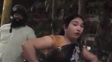 रेलवे स्टेशन पर रंडी से हिंदी में बातचीत