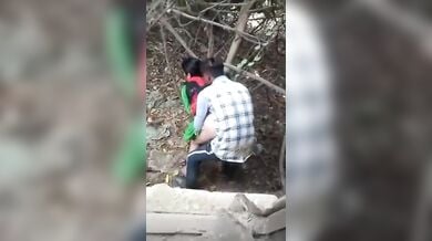 झाड़ियों में चुद्वाती हुई देसी रंडी पकड़ी गई