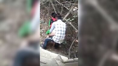 झाड़ियों में चुद्वाती हुई देसी रंडी पकड़ी गई