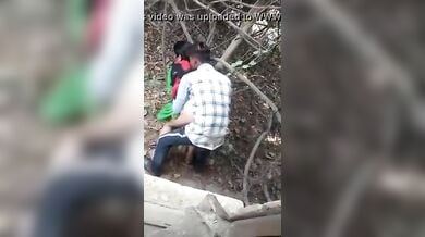 झाड़ियों में चुद्वाती हुई देसी रंडी पकड़ी गई