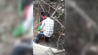 झाड़ियों में चुद्वाती हुई देसी रंडी पकड़ी गई