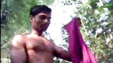 देसी देहाती लड़की चुदी जंगल में