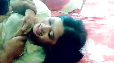 देसी लव बर्ड्स की रोमांस का हॉट इंडियन वीडियो