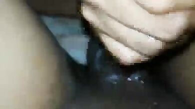 पडोसी भाभी ने होंठो से चूस कर लंड को राहत दी