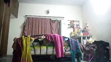 कपडे बदलती हुई मम्मी की मोटी गांड