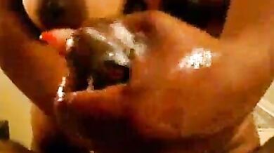 एक्सपीरियंस आंटी ने लंड पर तेल लगा कर सुपाड़ा मसल दिया