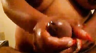 एक्सपीरियंस आंटी ने लंड पर तेल लगा कर सुपाड़ा मसल दिया