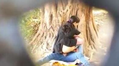 गार्डन में सेक्स करते कपल का लीक्ड एम् एम् एस