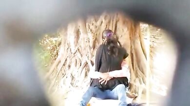 गार्डन में सेक्स करते कपल का लीक्ड एम् एम् एस