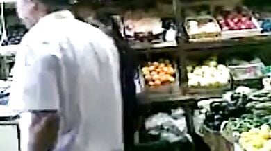 फ्रूटवाले ने मुस्लिम आंटी की दुकान में बजाई