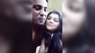 क्यूट गर्लफ्रेंड ने दिया किसिंग के साथ ब्लोजॉब