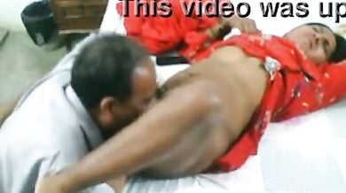 बुड्ढे अंकल ने मस्त रंडी की चुदाई की बिस्तर पर सुला कर