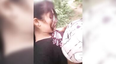 खूबसूरत लड़की ने बॉयफ्रेंड से बूब्स चूसाये